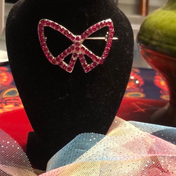 Pretty Costume jewellery brooch - pink rhinestones in silver setting - Picture 4 of 4